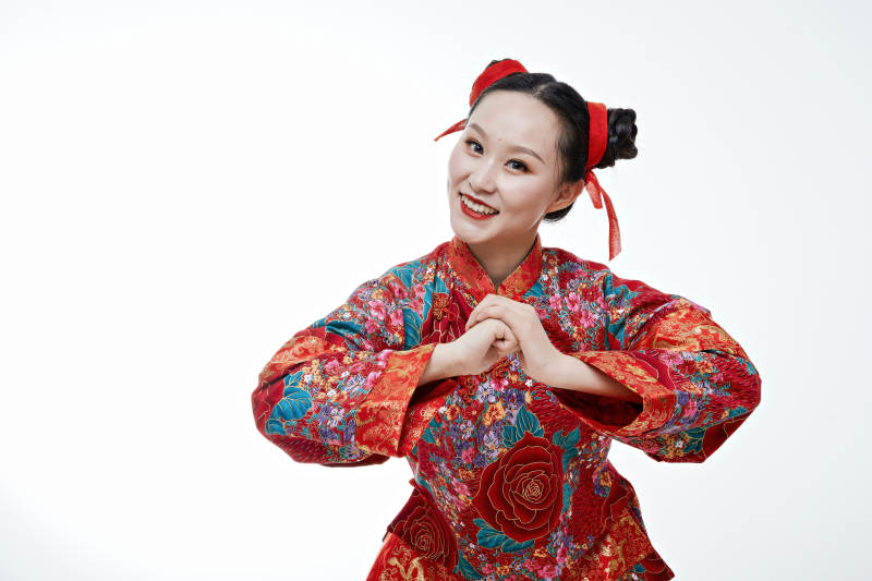 身穿中国传统服饰的青年女性图片