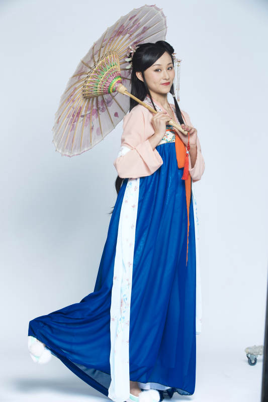 身穿古装的汉服女性人像汉服影棚拍摄图片