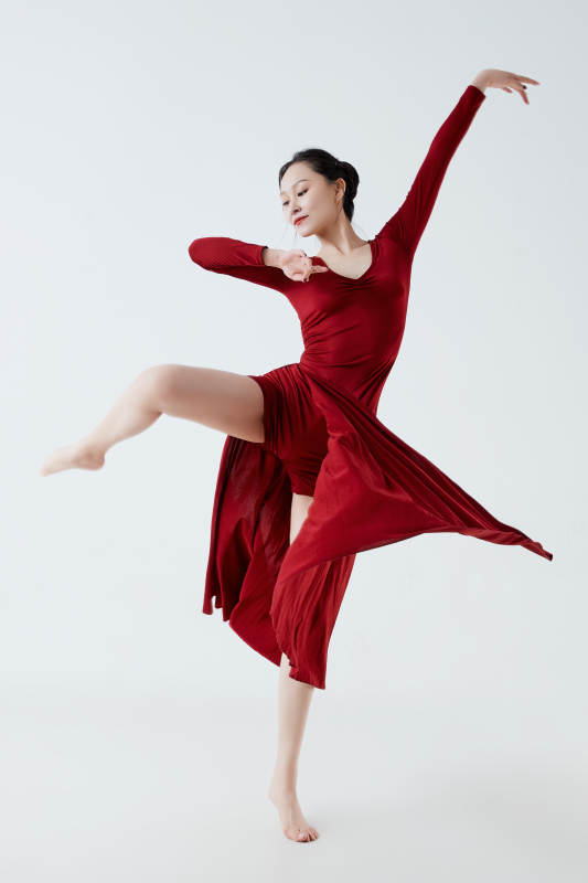 穿着红色长裙翩翩起舞的少女图片