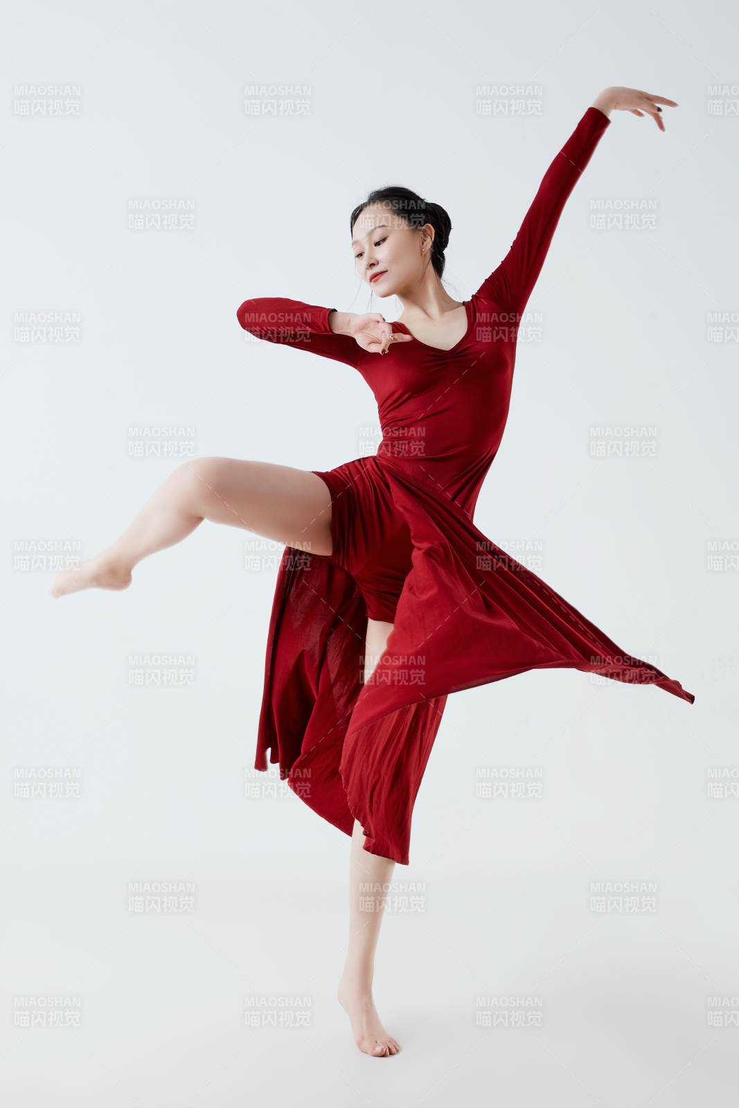 穿着红色长裙翩翩起舞的少女图片
