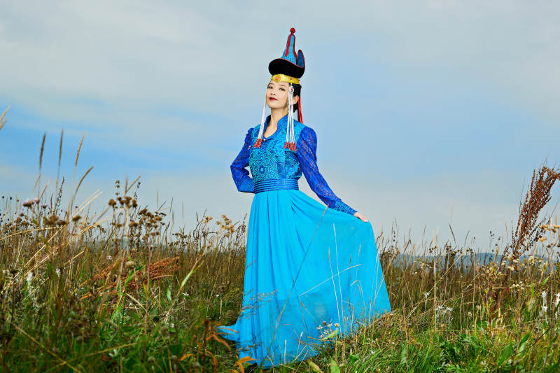 草原上身穿豪华蒙古族服饰的蒙族少女图片