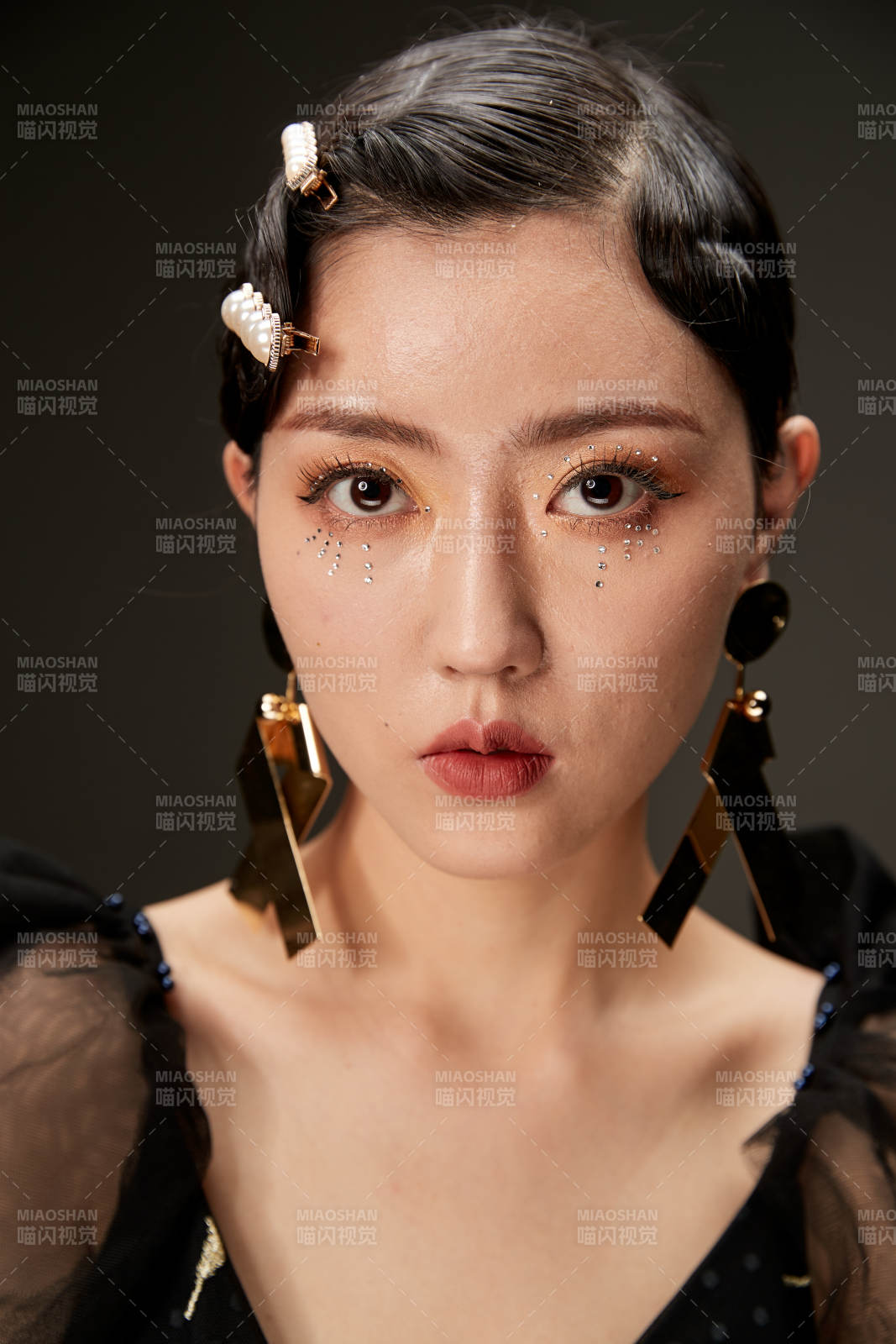 时尚亚洲女性婚纱妆面彩妆图片