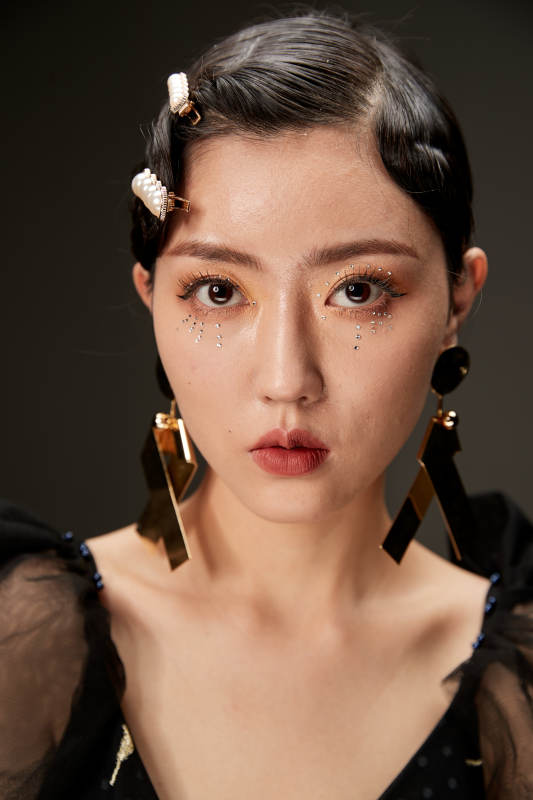 时尚亚洲女性婚纱妆面彩妆图片