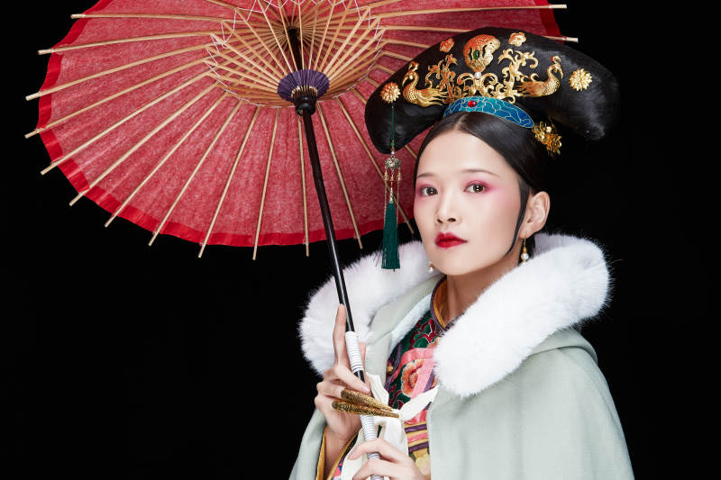 黑色背景下的清代女性古装造型清朝古装图片