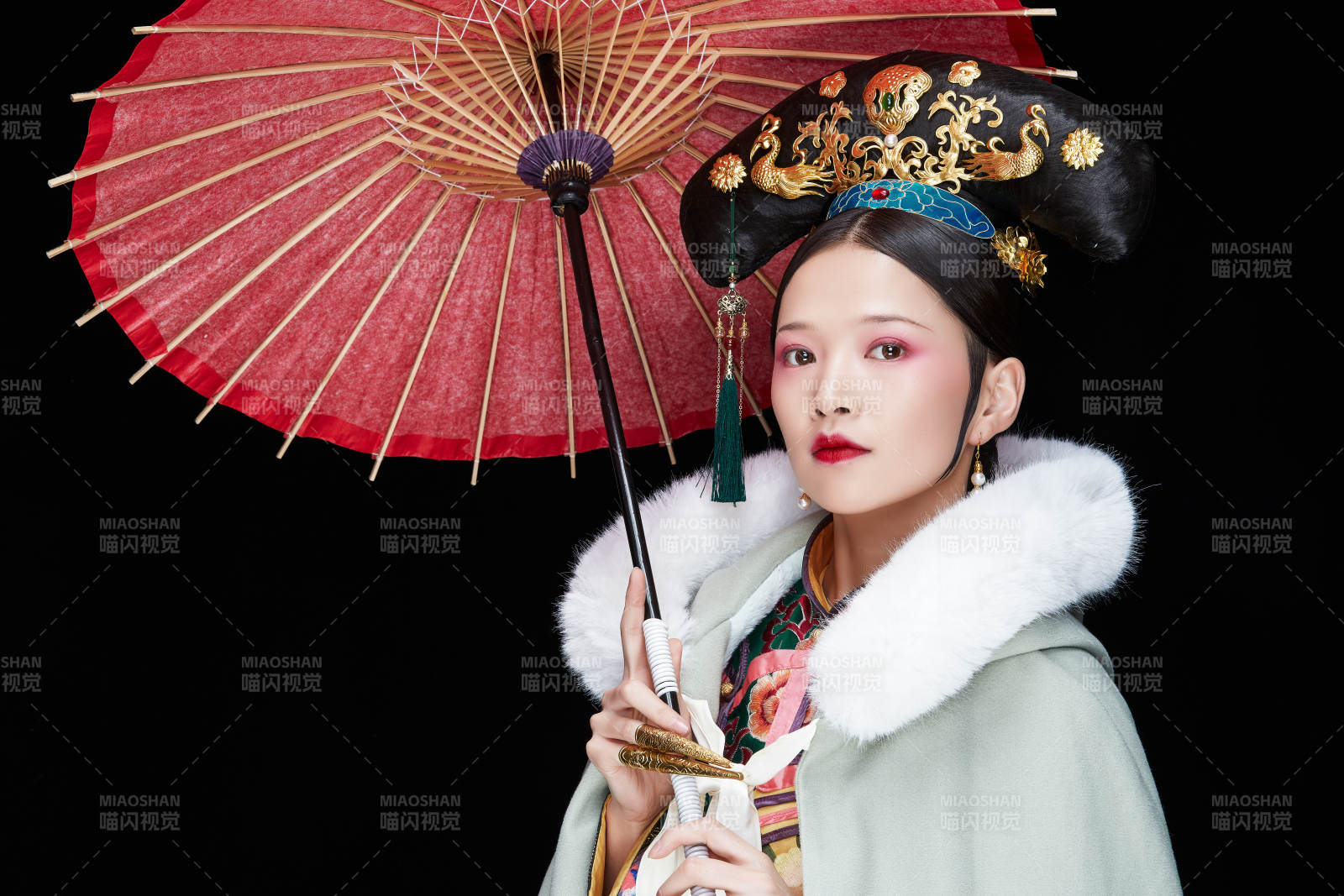 黑色背景下的清代女性古装造型清朝古装图片