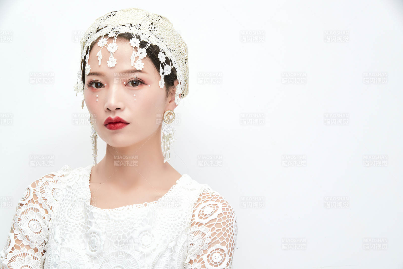 棚拍白色背景下的新娘美妆图片