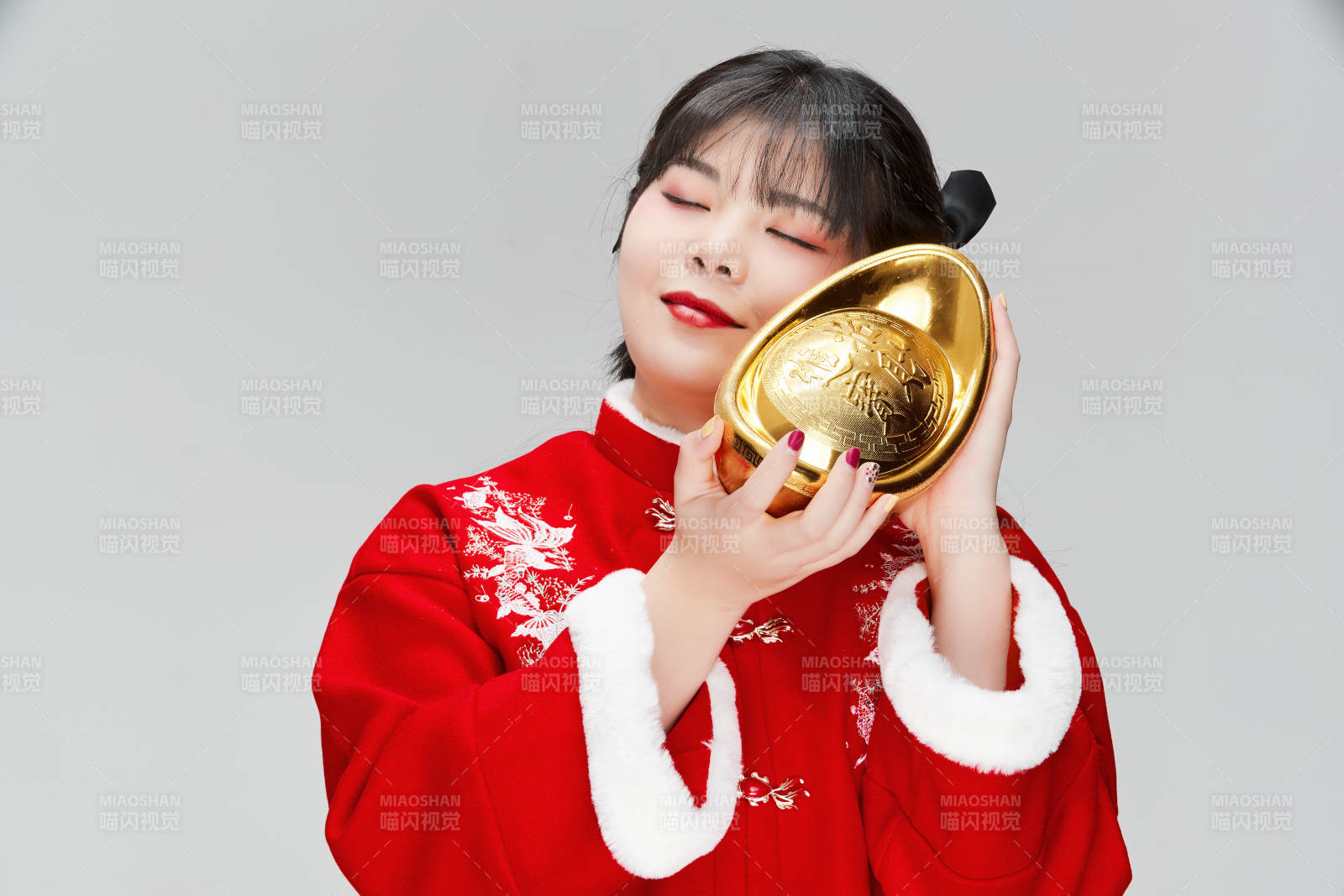 手捧金元宝身穿喜庆汉服的可爱少女图片