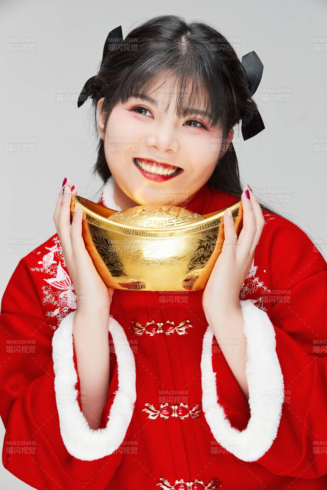 手捧金元宝身穿喜庆汉服的可爱少女图片