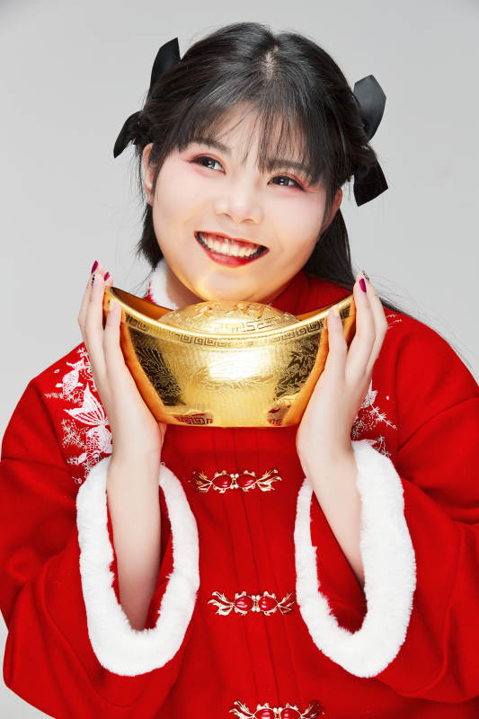 手捧金元宝身穿喜庆汉服的可爱少女图片