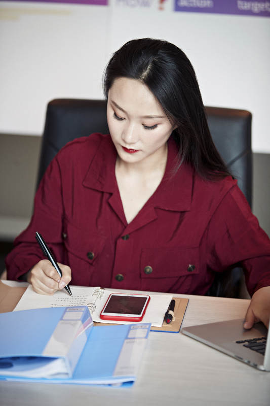 亚洲年轻女性商务人士在电脑前办公图片