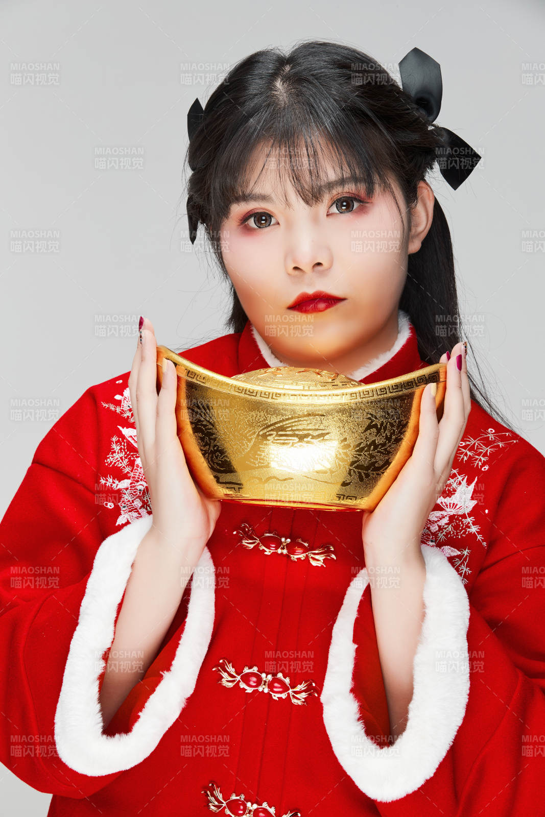 手捧金元宝身穿喜庆汉服的可爱少女图片