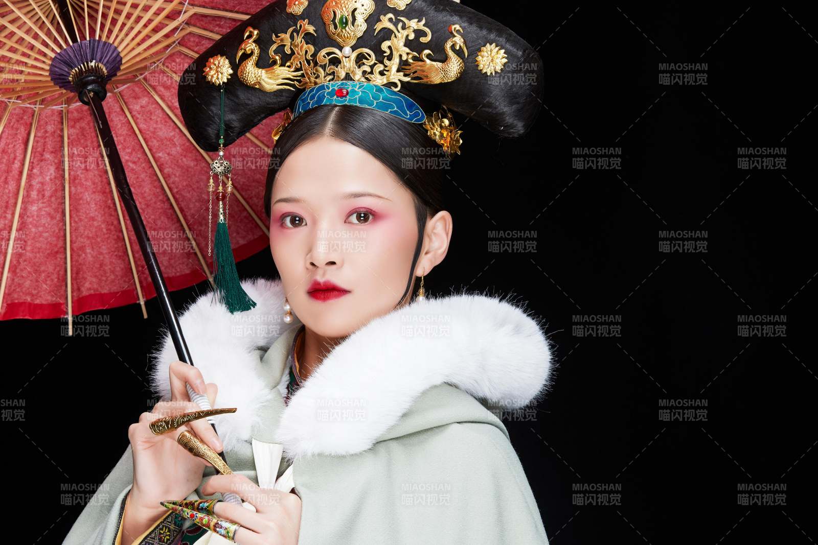 黑色背景下的清代女性古装造型清朝古装图片