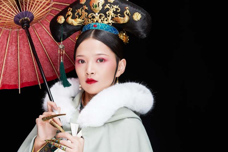 黑色背景下的清代女性古装造型清朝古装图片