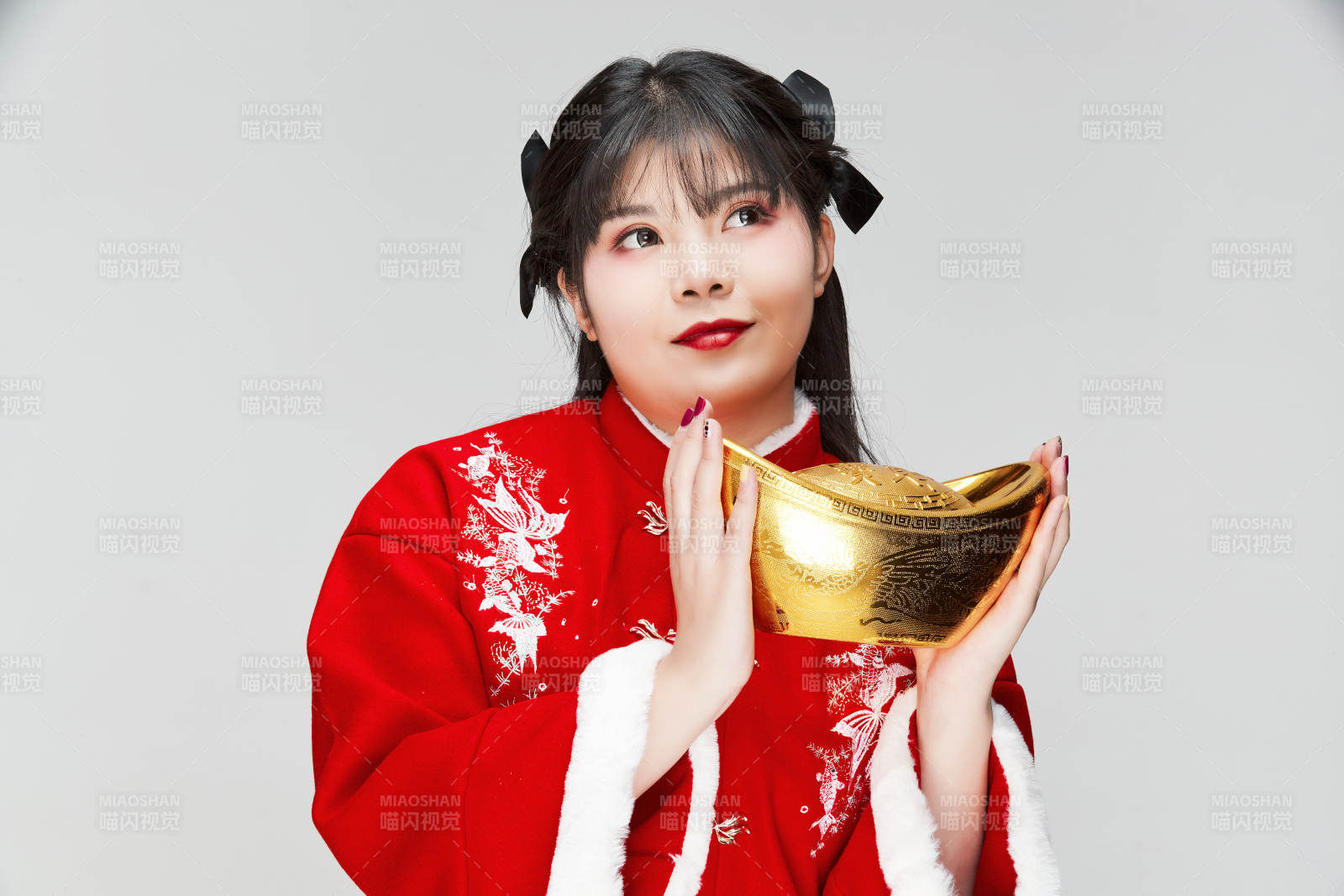 手捧金元宝身穿喜庆汉服的可爱少女图片