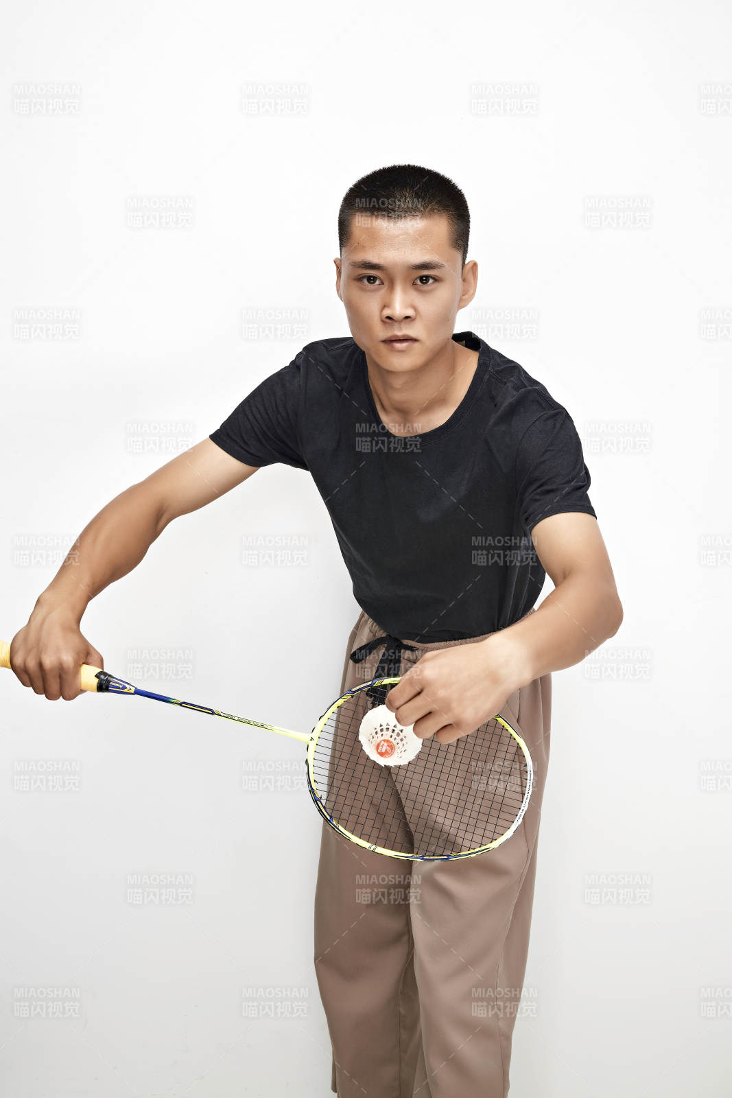 白色背景下健硕的亚洲羽毛球运动员形象图片