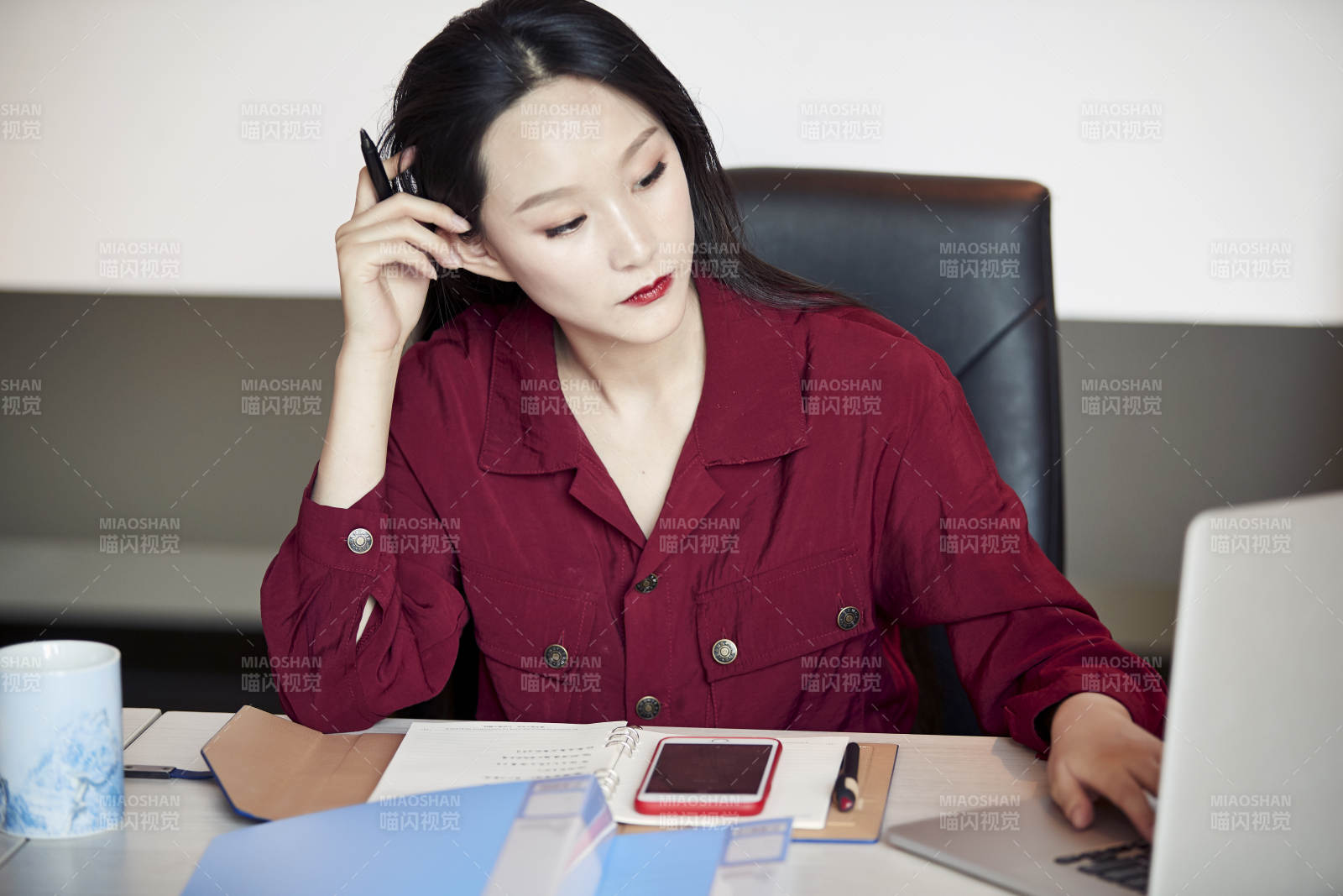 亚洲年轻女性商务人士在电脑前办公图片