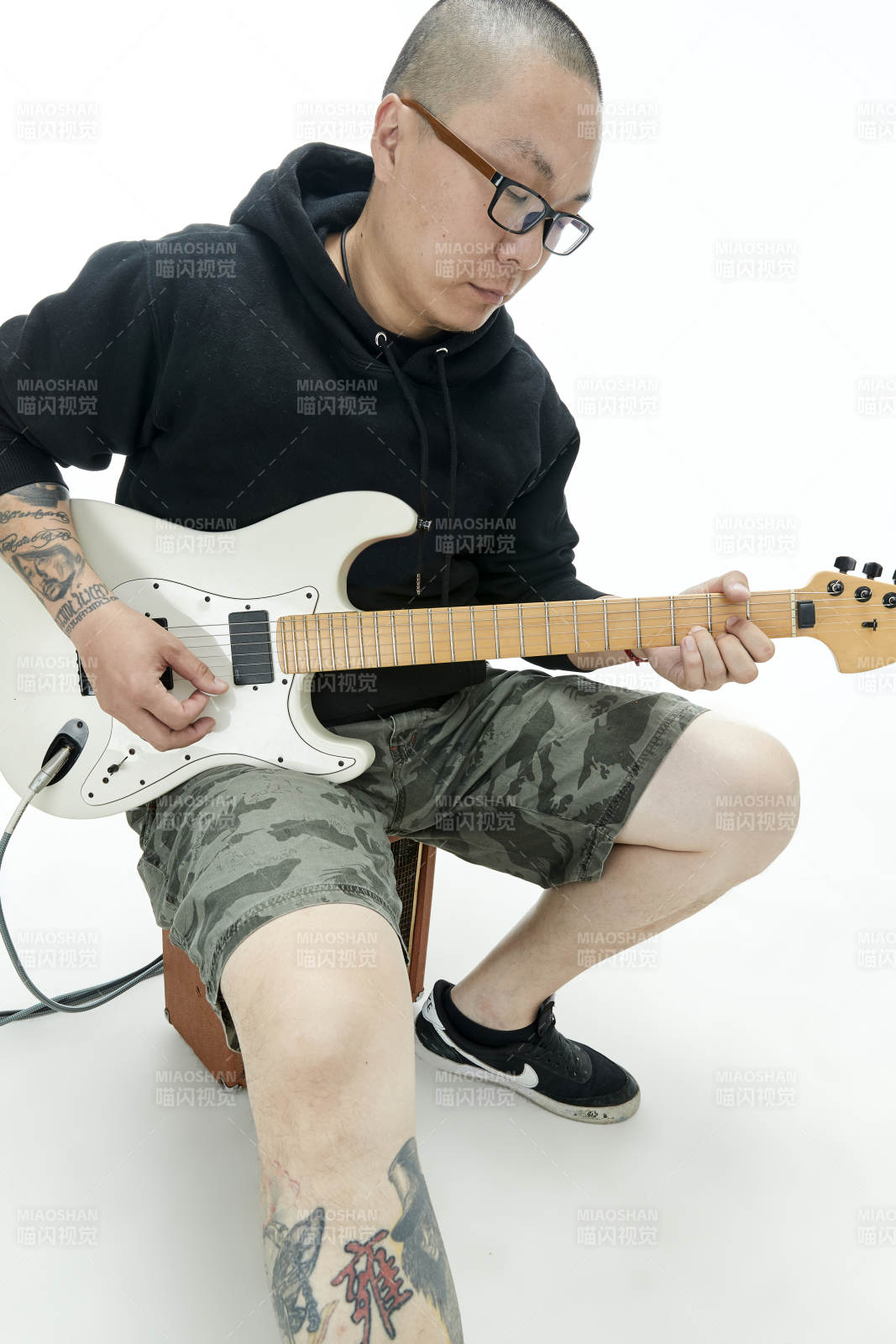手持电吉他展示演奏的亚洲男性摇滚乐手人像图片