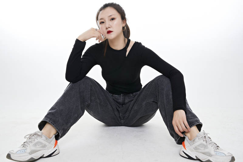 跳街舞的青年女性图片