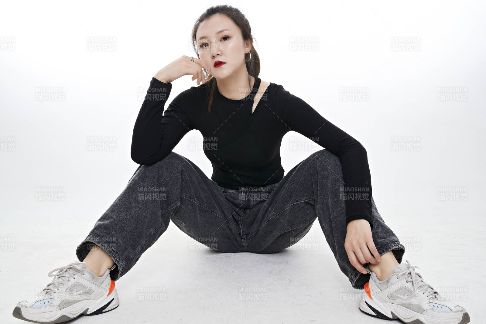 跳街舞的青年女性图片