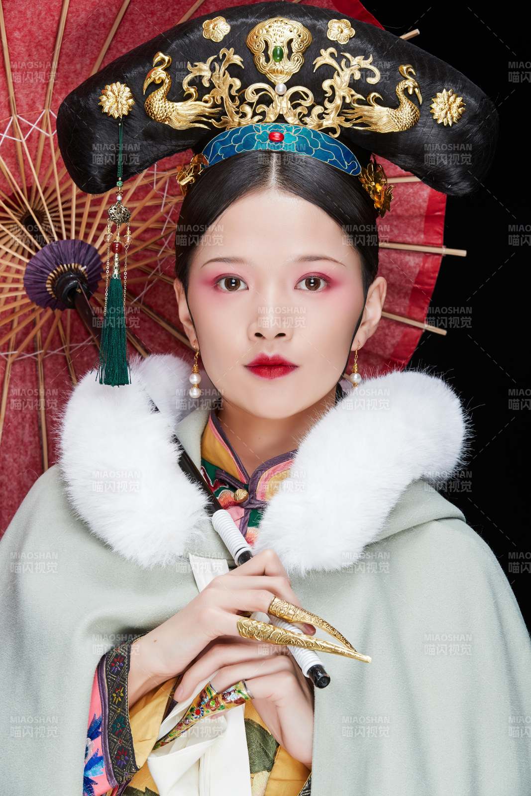 黑色背景下的清代女性古装造型清朝古装图片