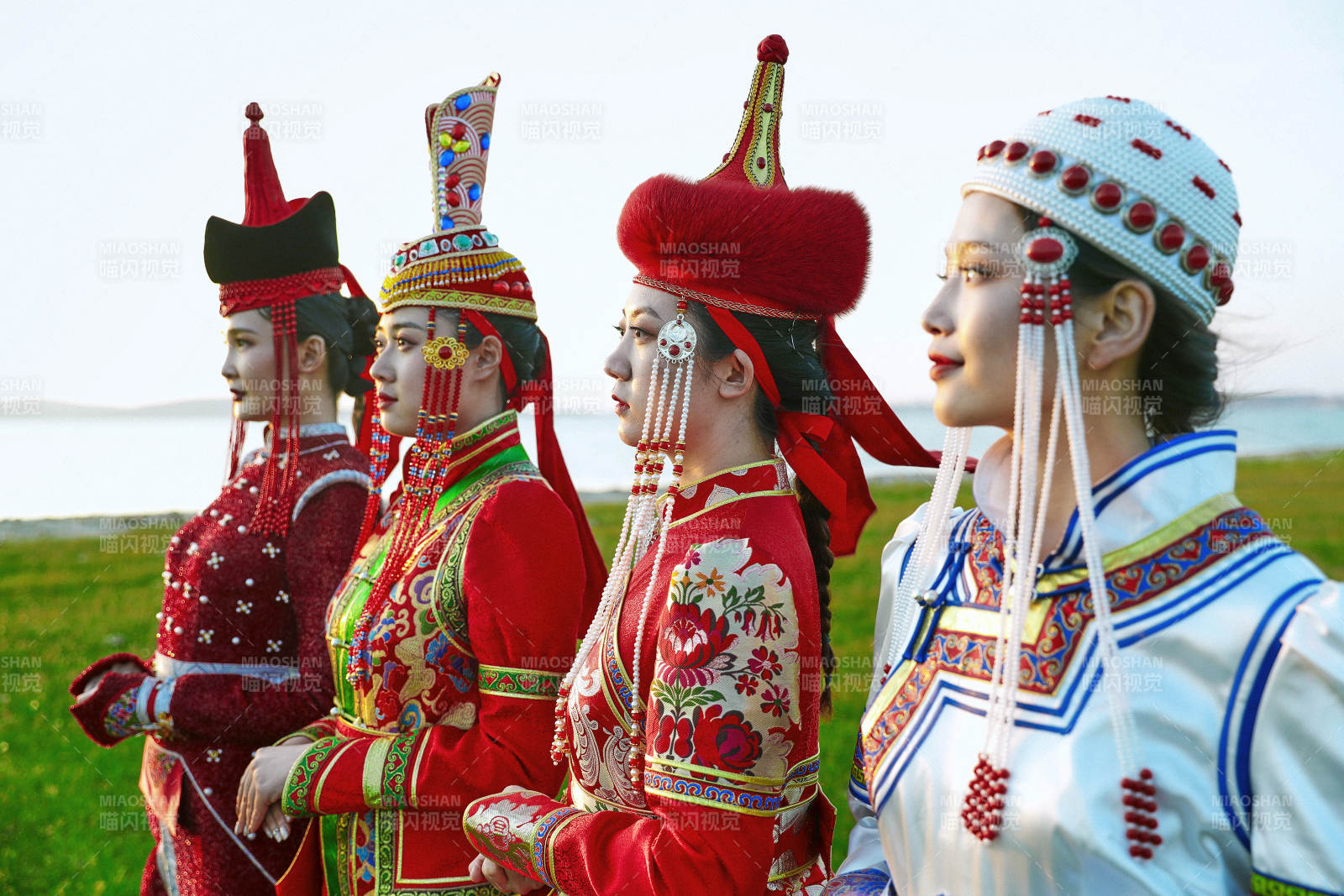 草原上穿着蒙古族传统服饰的亚洲年轻美少女图片