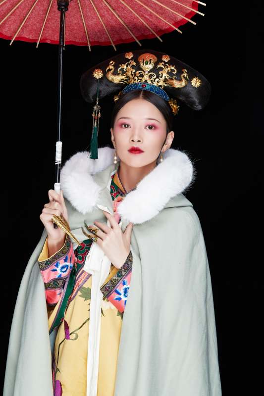 黑色背景下的清代女性古装造型清朝古装图片