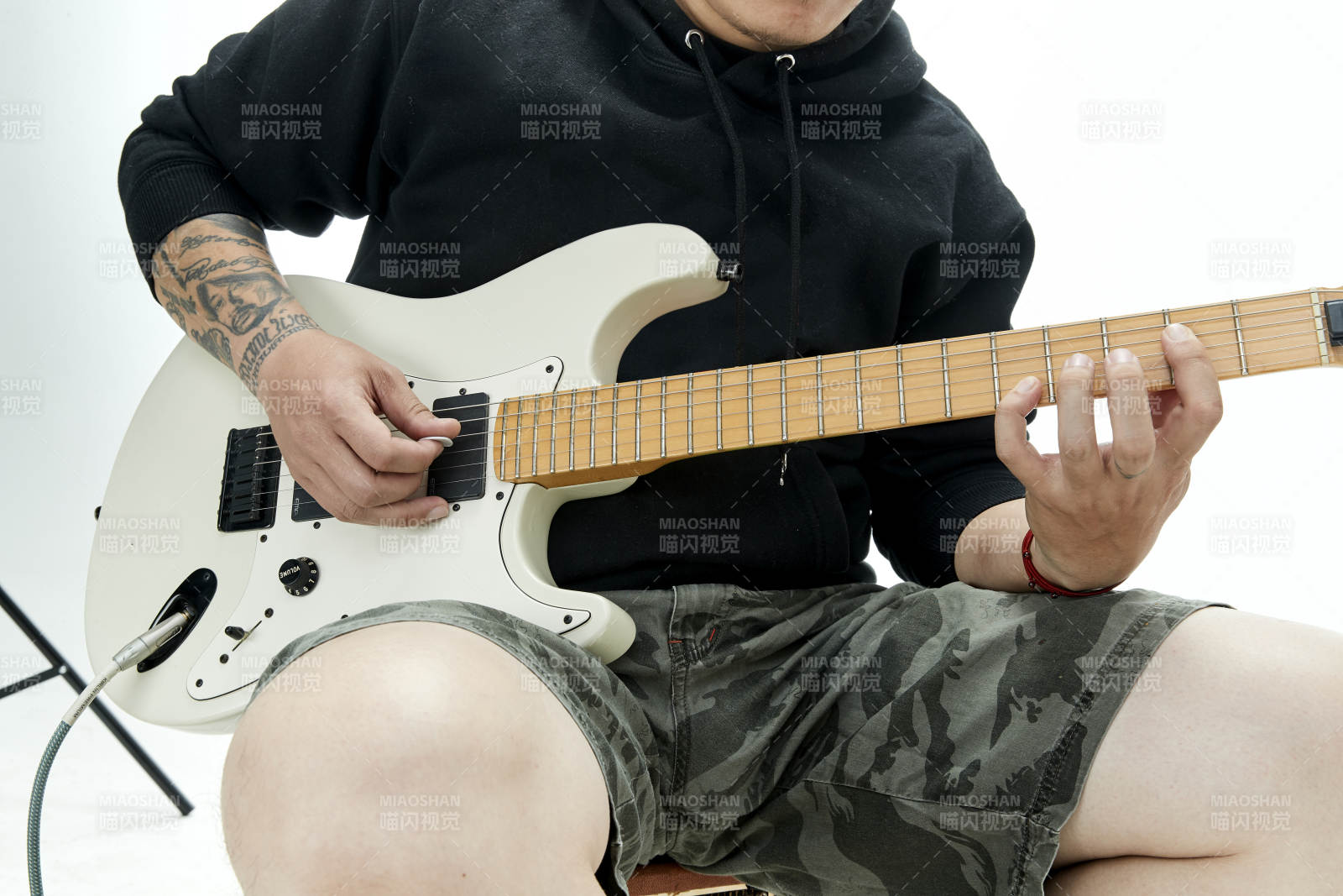 手持电吉他展示演奏的亚洲男性摇滚乐手人像图片