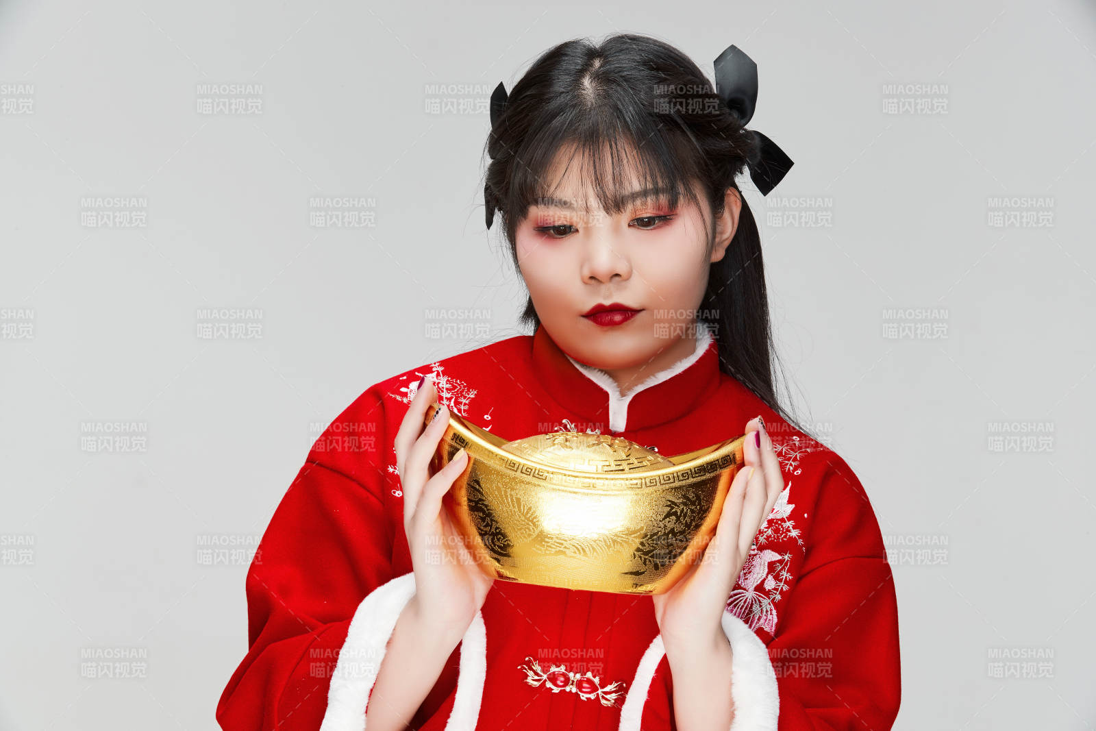 手捧金元宝身穿喜庆汉服的可爱少女图片