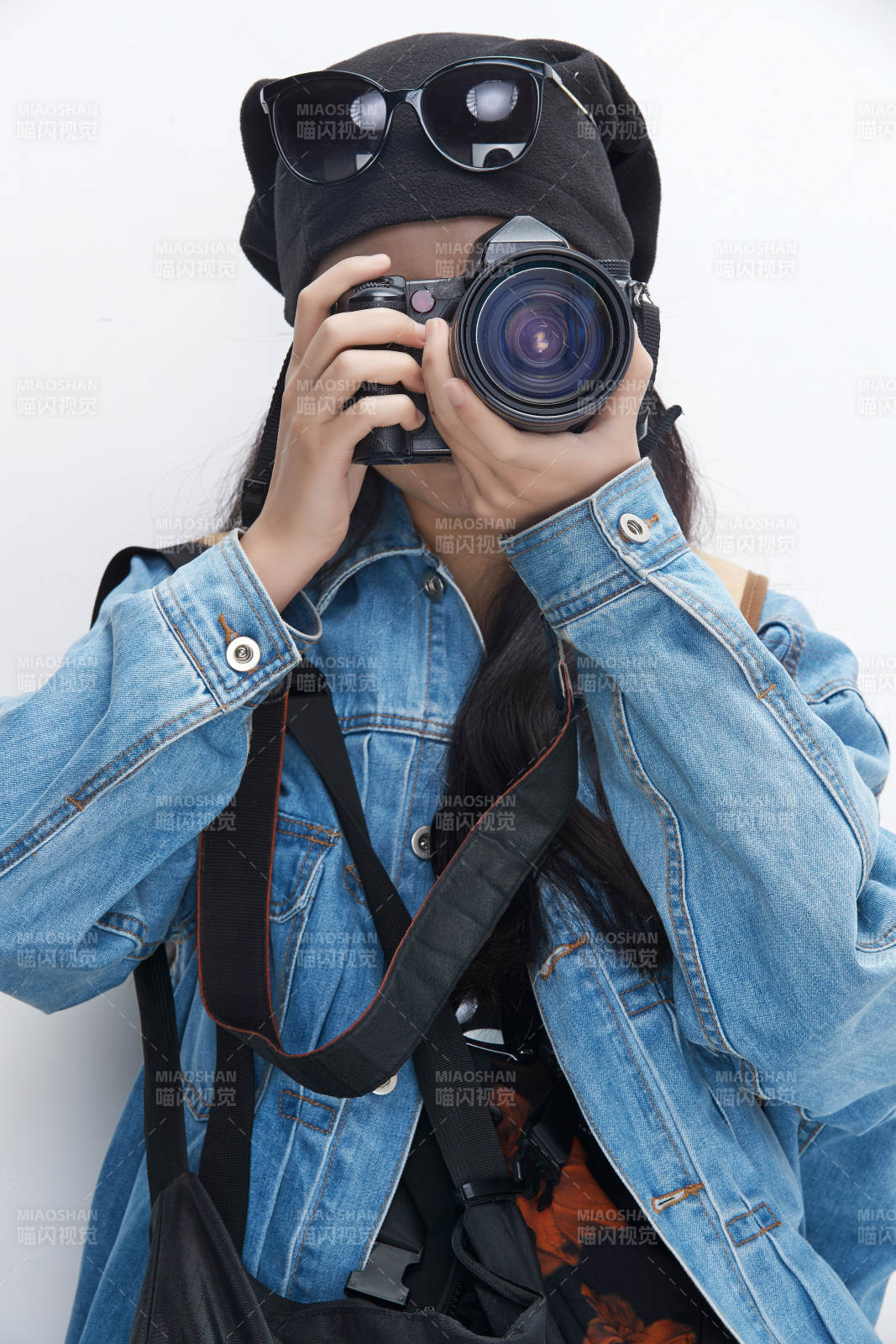出门旅行手上拿着单反相机的美丽亚洲女孩图片