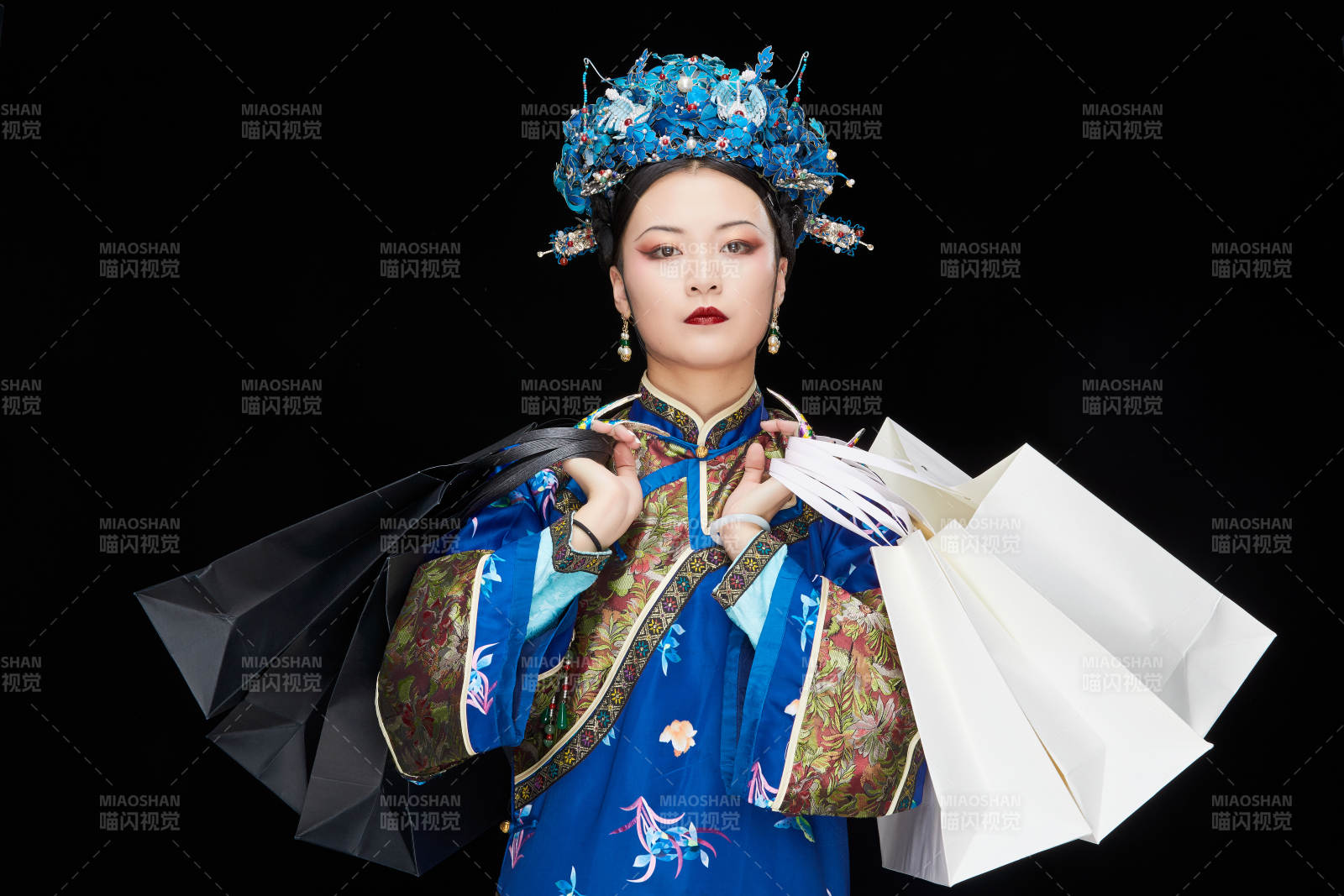 穿越而来手提购物袋的清朝皇后图片