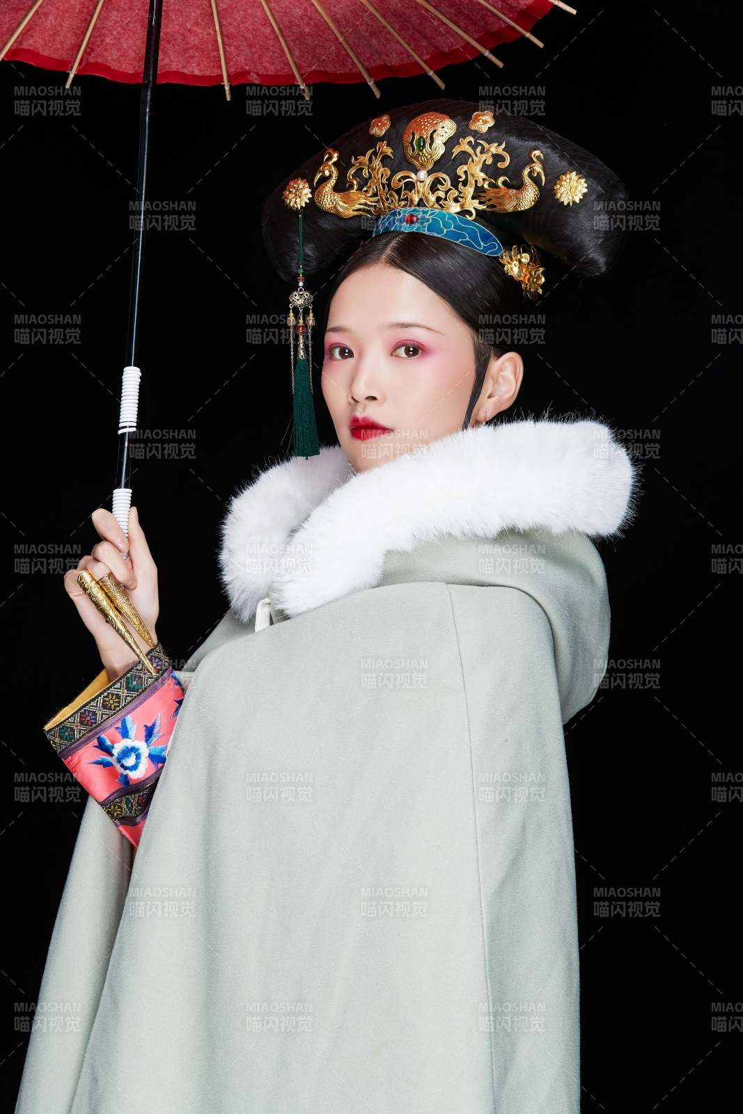 黑色背景下的清代女性古装造型清朝古装图片