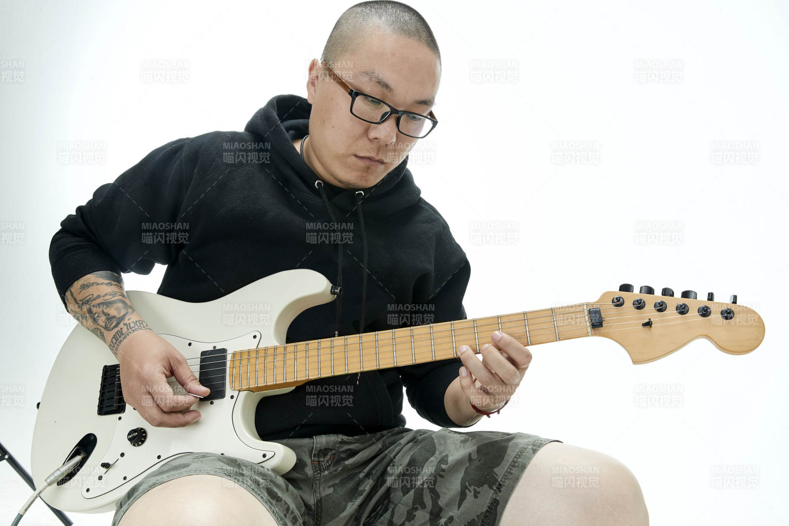 手持电吉他展示演奏的亚洲男性摇滚乐手人像图片