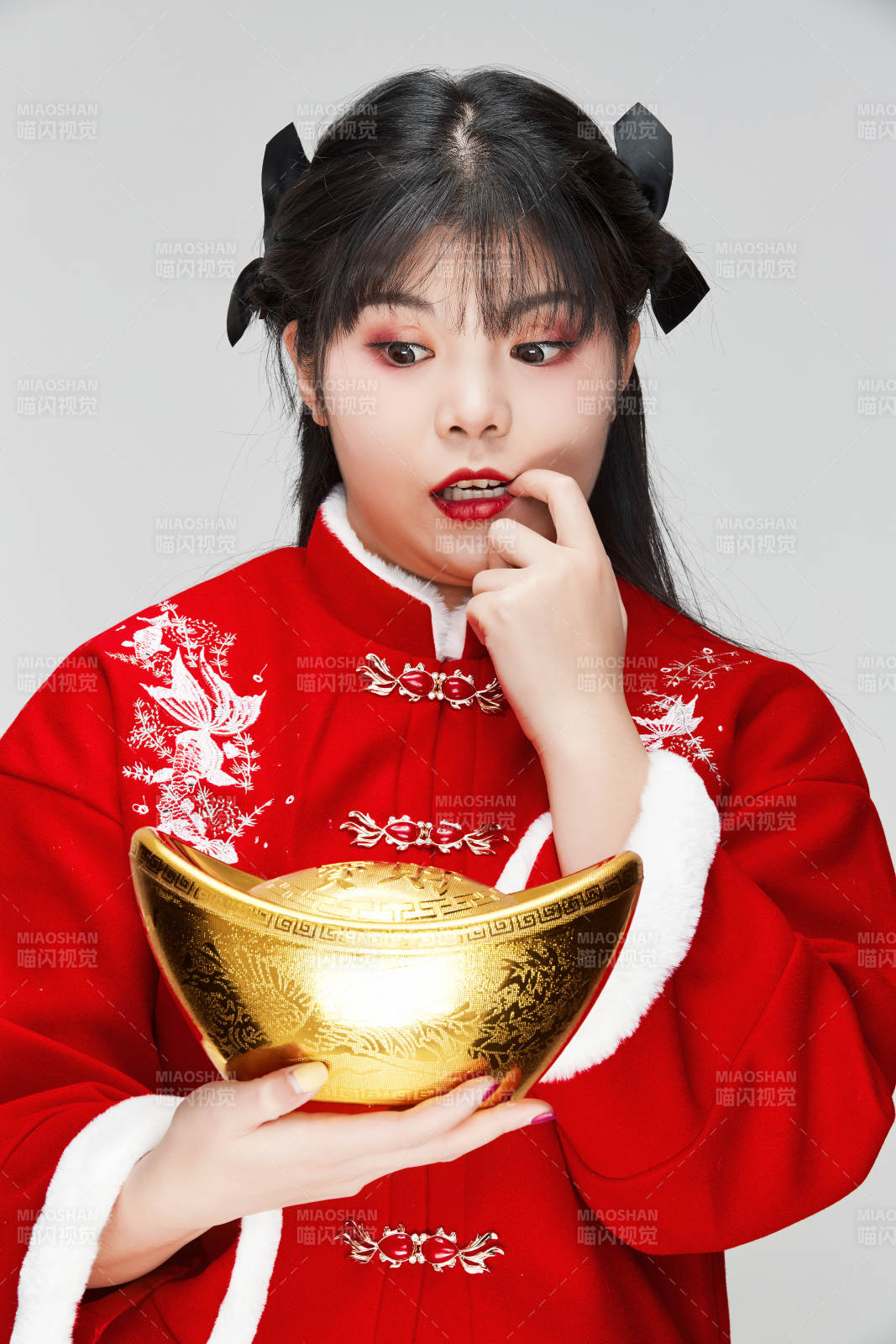 手捧金元宝身穿喜庆汉服的可爱少女图片