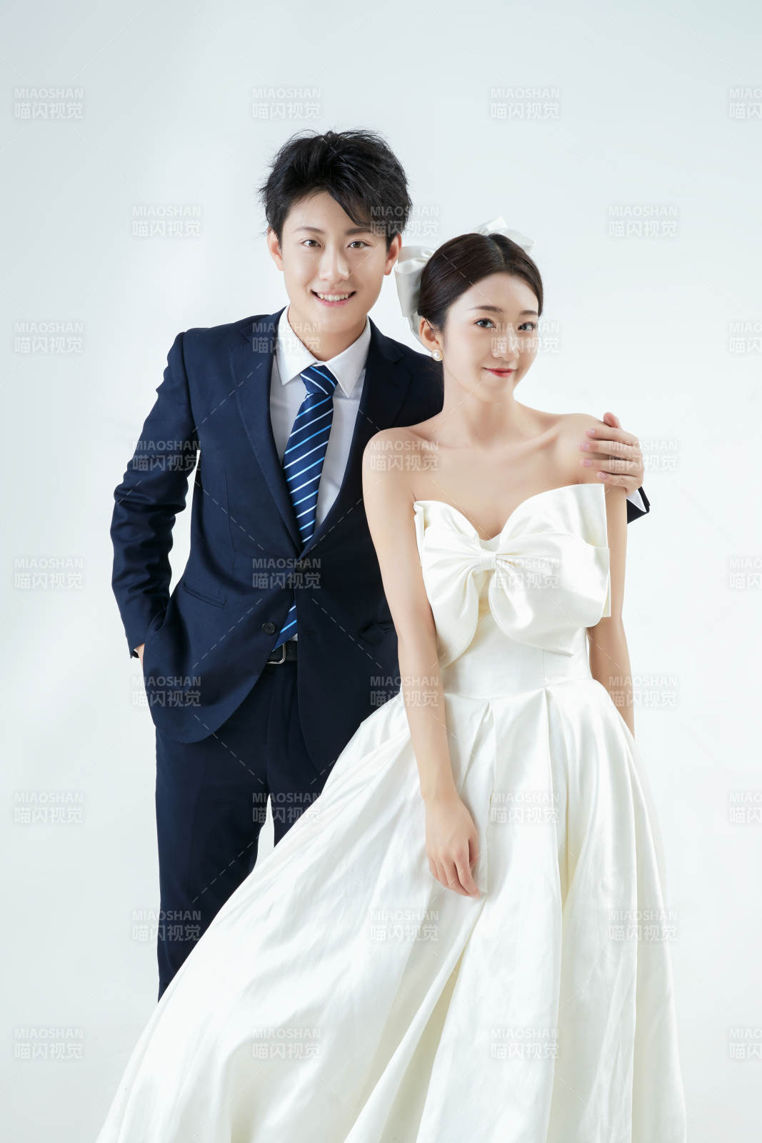 甜蜜温馨的室内婚纱照图片