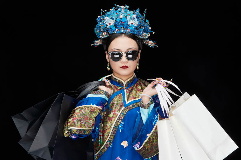 穿越而来手提购物袋的清朝皇后图片