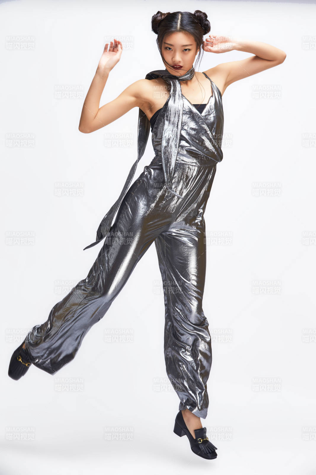 白色背景前的亚洲女性舞者图片