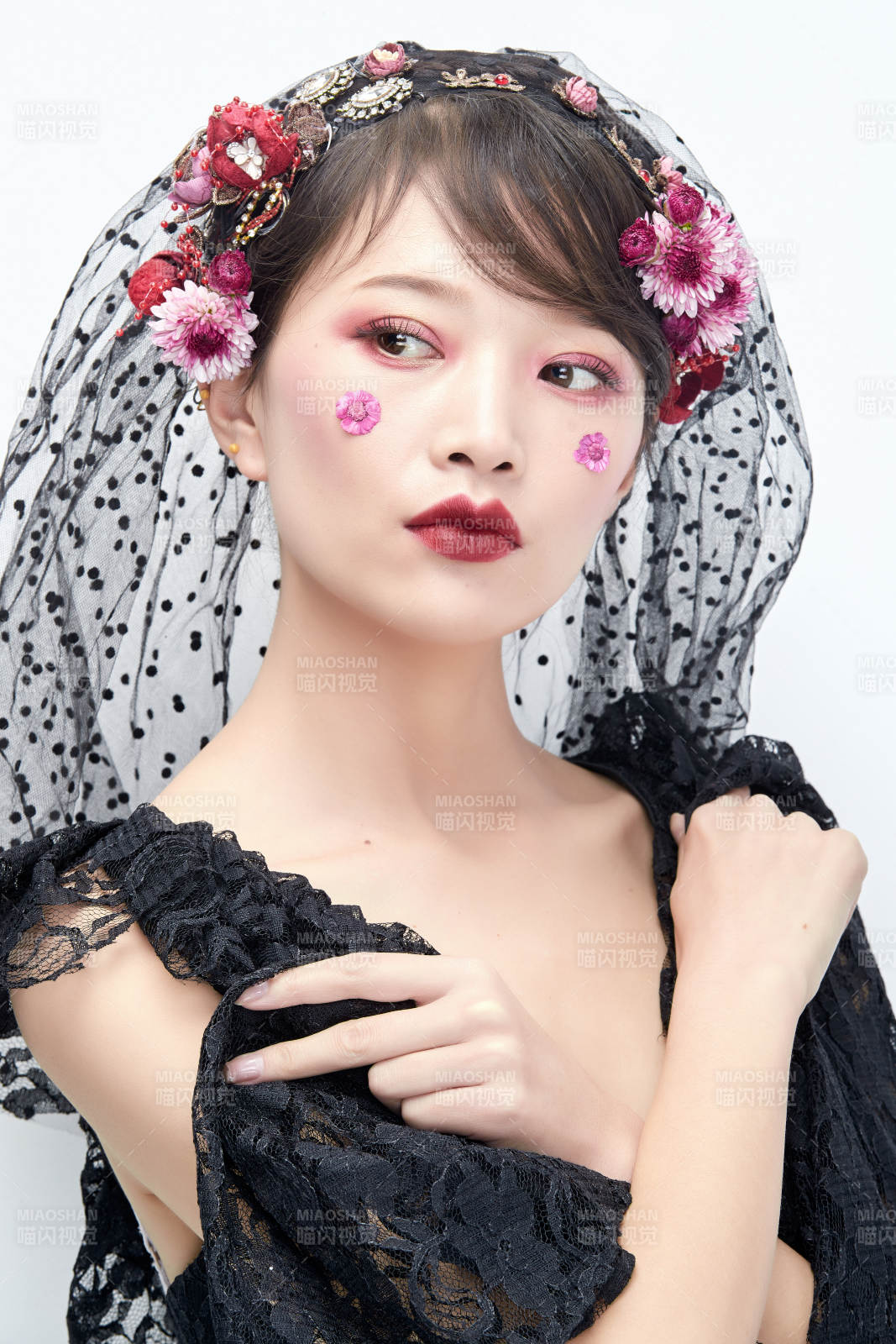 白色背景下的新娘彩妆美女人像图片