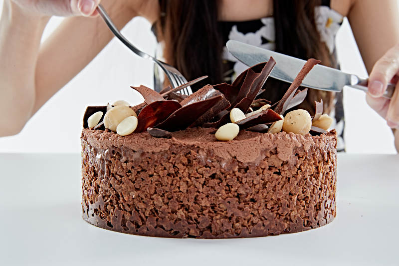 喝红酒品尝蛋糕的年轻女性图片