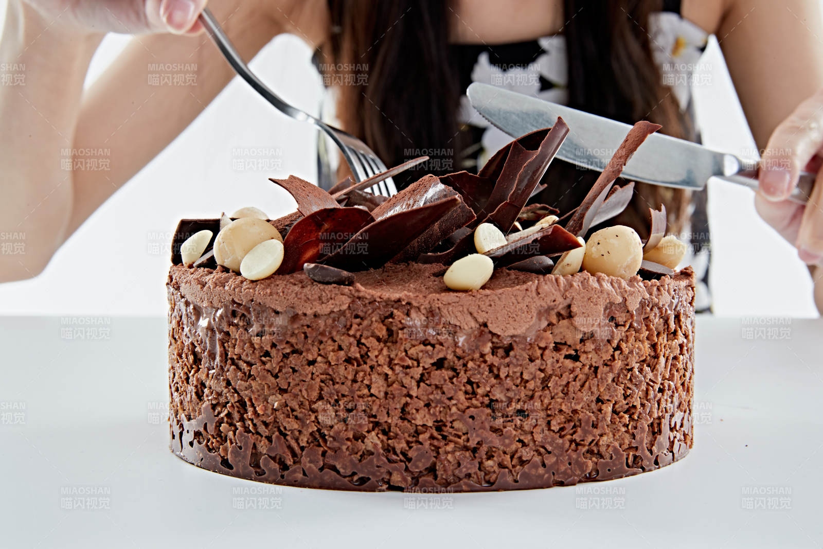 喝红酒品尝蛋糕的年轻女性图片