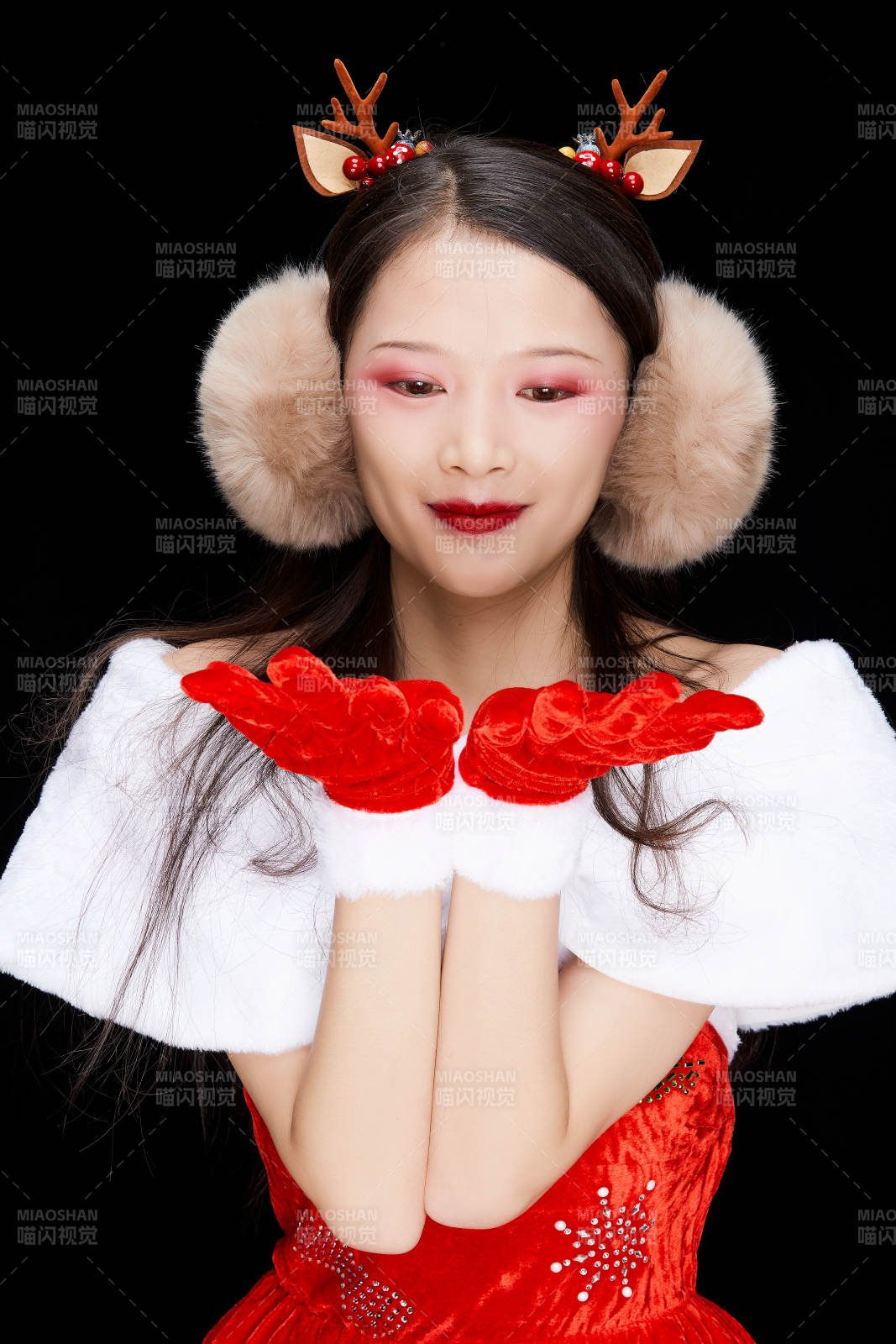 身穿圣诞服饰手提购物袋性感可爱的圣诞女郎图片