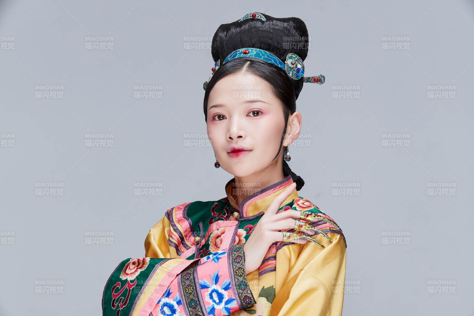 白色背景下的清代女性古装造型清朝古装图片