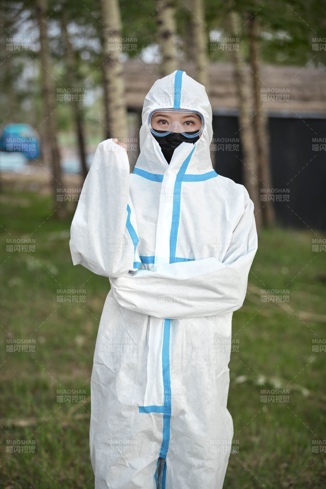 穿白色防护服佩戴护目镜口罩的女性防护人员图片