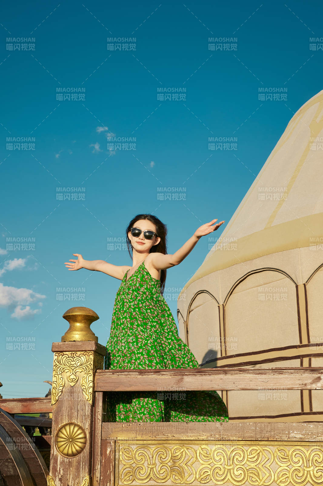 草原湿地公园游玩拍照的亚洲少女图片