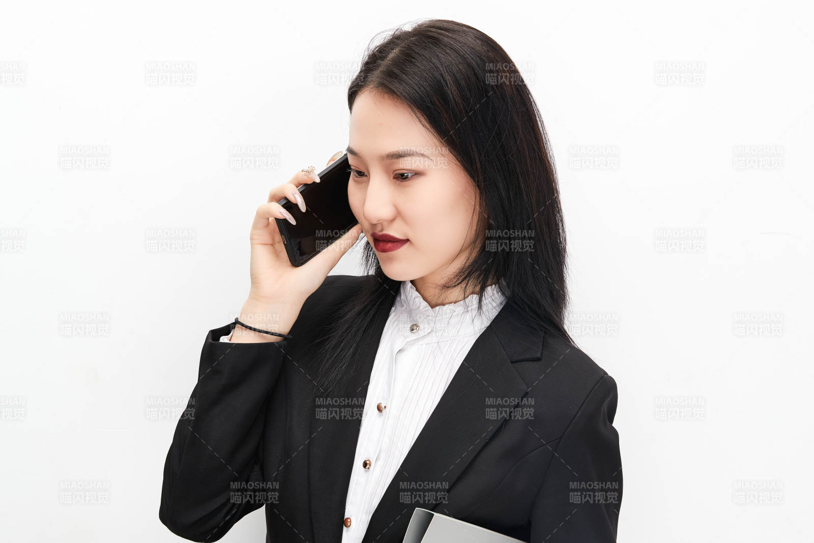 身穿西服拿着文件夹的美丽商务女士图片