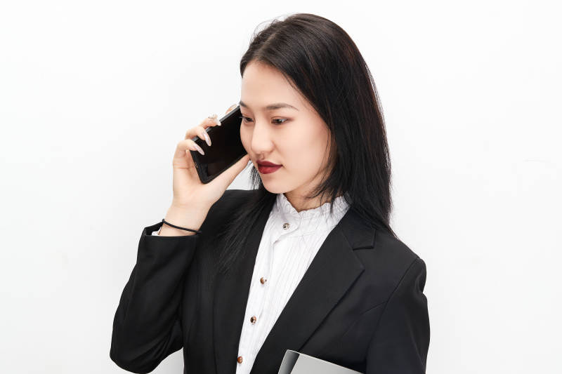 身穿西服拿着文件夹的美丽商务女士图片