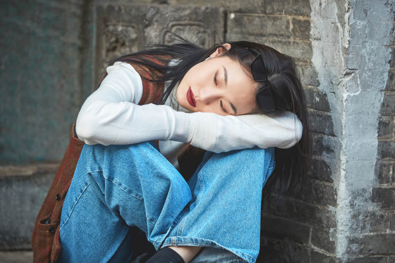 老旧城区里穿着复古港风的美丽清纯少女图片