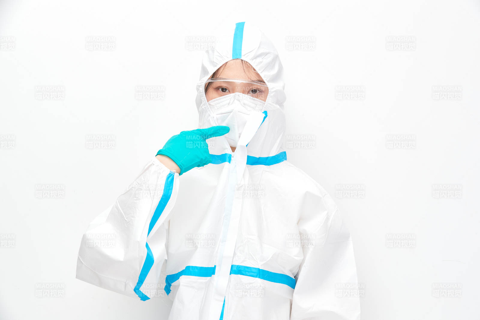 穿白色防护服佩戴护目镜口罩的女性医疗人员图片