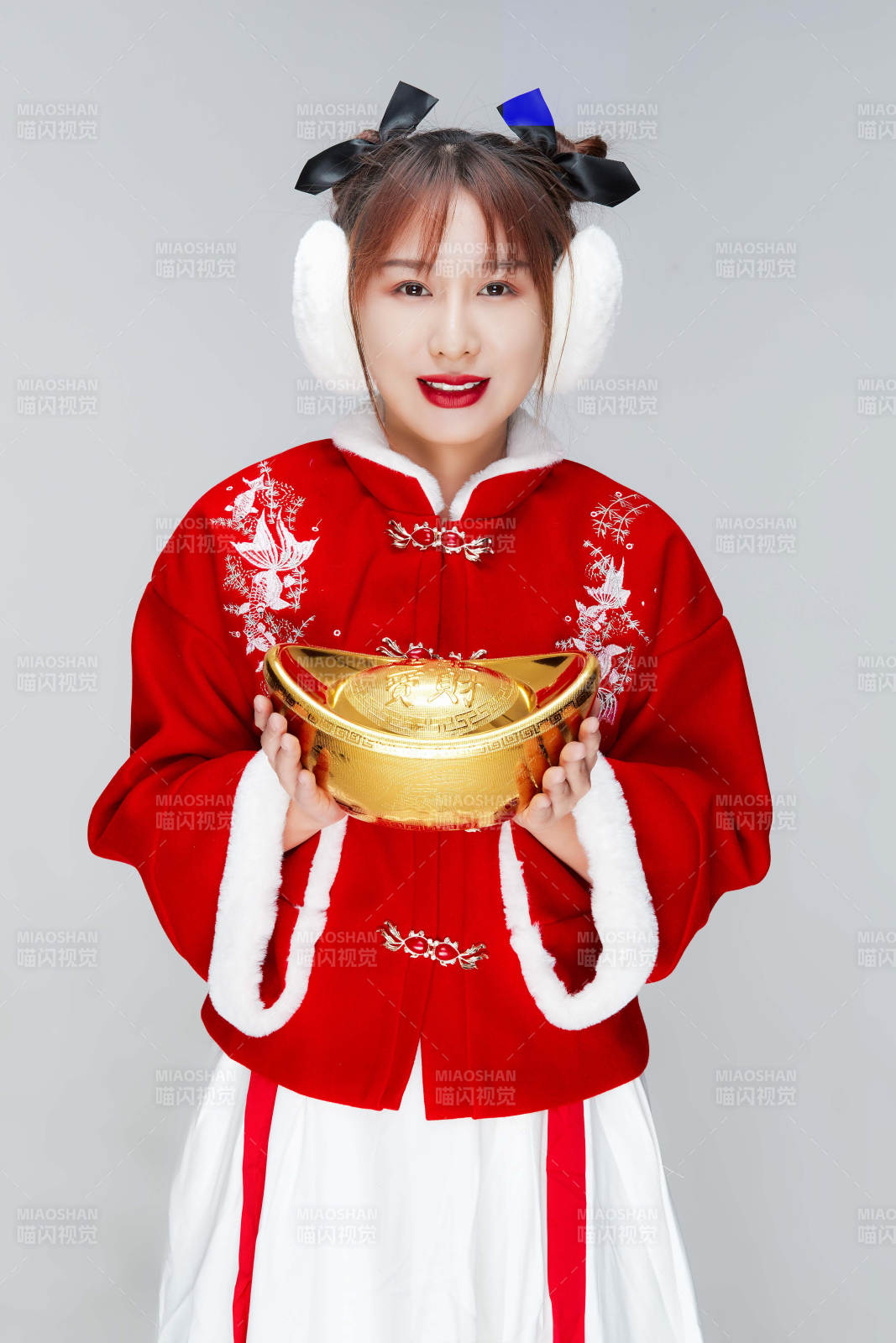 手捧金元宝身穿喜庆汉服的可爱少女图片