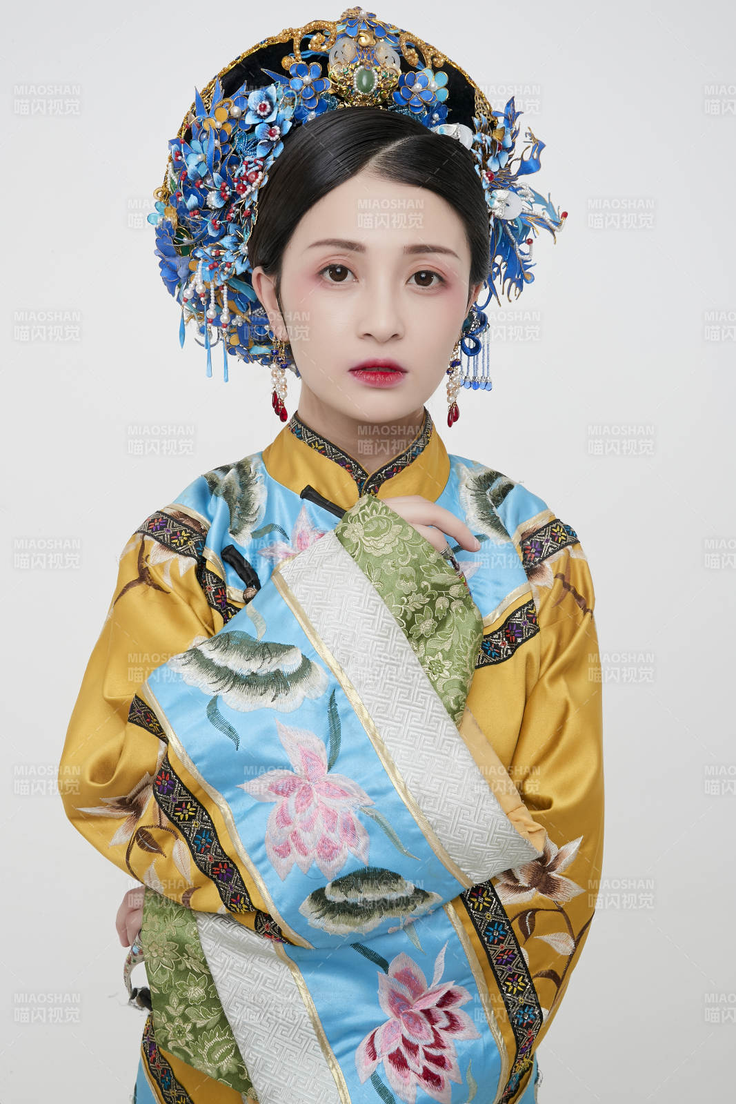 白色背景下的清代女性古装造型清朝古装图片