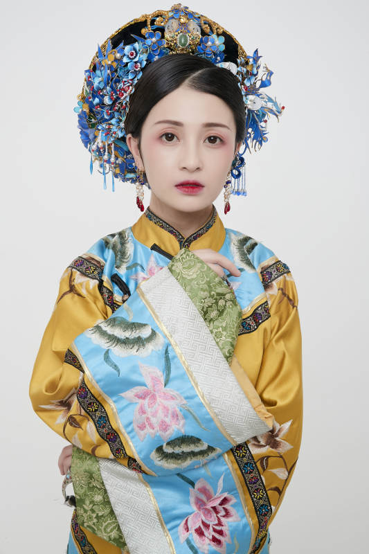 白色背景下的清代女性古装造型清朝古装图片